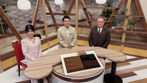 テレビせとうちのスタジオにて、番組収録シーン