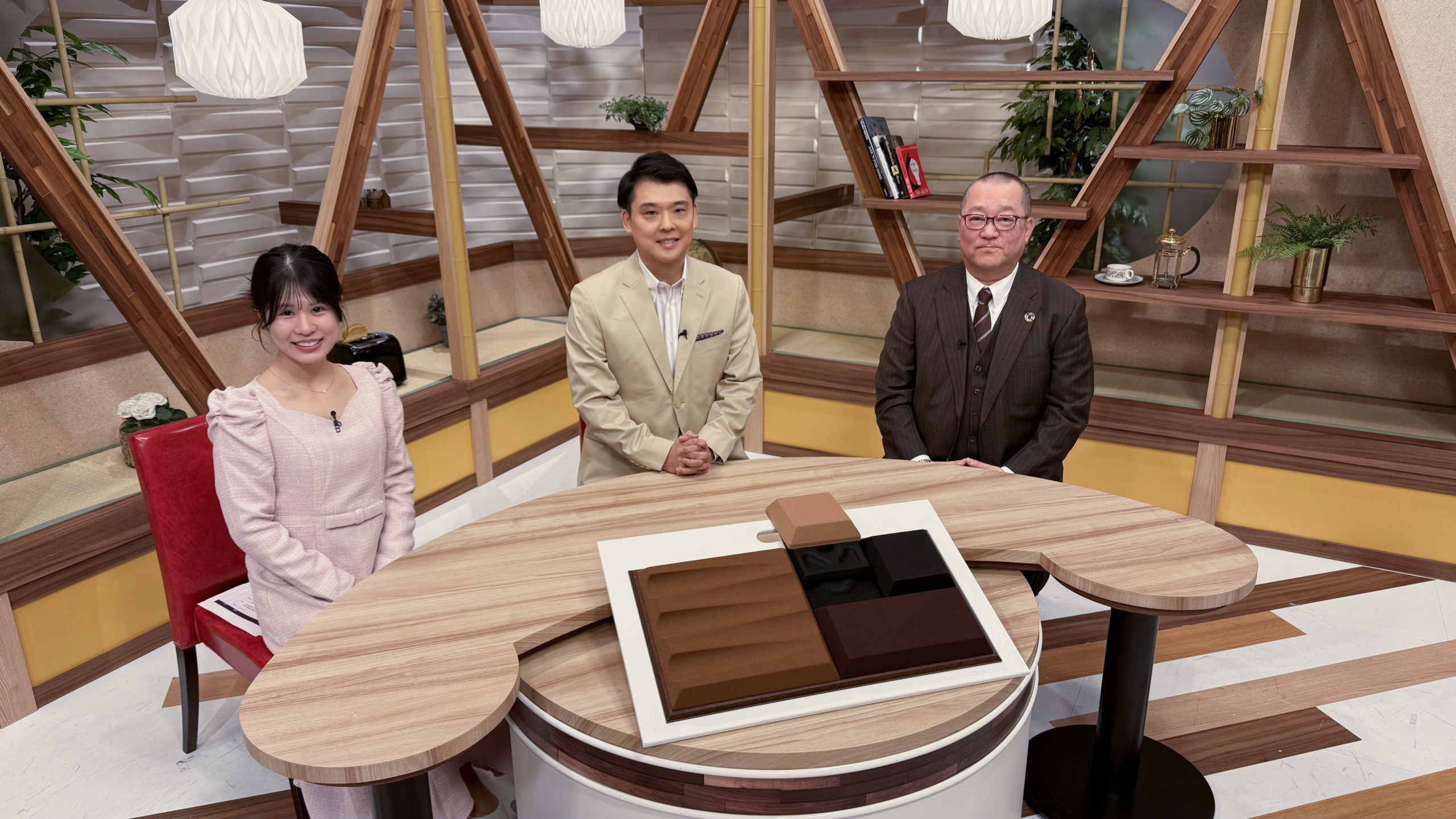 テレビせとうちのスタジオにて、番組収録シーン